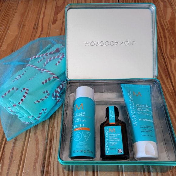 - Moroccanoil - Set of Three Hair Treatments plus Christmas Bags - Picture 3 of 4